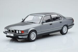 BMW Rad 7 E32 740i Strieborná MCG 1:18