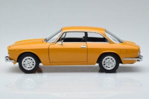 Alfa Romeo 1750 GTV Žltý Norev 1:18 187910 Kov – obrázok 4 z 7