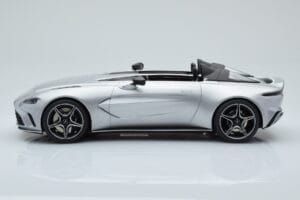 Aston Martin V12 Speedster Strieborný GT Spirit 1:18 GT430 Živica – obrázok 3 z 6