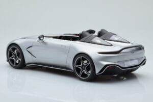 Aston Martin V12 Speedster Strieborný GT Spirit 1:18 GT430 Živica – obrázok 5 z 6