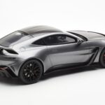 Aston Martin V12 Vantage Magnetic Strieborný GT Spirit 1:18 GT443 - image 2 of 6