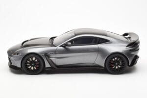 Aston Martin V12 Vantage Magnetic Strieborný GT Spirit 1:18 GT443 Živica – obrázok 3 z 6