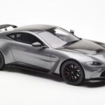 Aston Martin V12 Vantage Magnetic Strieborný GT Spirit 1:18 GT443 - image 4 of 6
