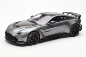 Aston Martin V12 Vantage Magnetic Strieborný GT Spirit 1:18 GT443