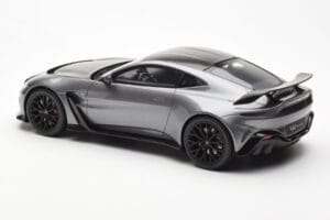 Aston Martin V12 Vantage Magnetic Strieborný GT Spirit 1:18 GT443 Živica – obrázok 5 z 6