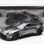 Aston Martin V12 Vantage Magnetic Strieborný GT Spirit 1:18 GT443 - image 6 of 6
