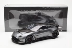 Aston Martin V12 Vantage Magnetic Strieborný GT Spirit 1:18 GT443 Živica – obrázok 6 z 6