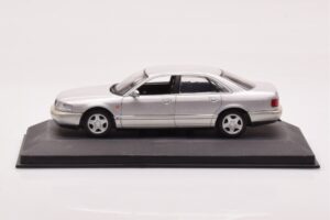 Audi A8 D2 Strieborný Zelený Pruh Minichamps 1:43