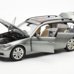 BMW 330i E91 Touring Šedý Metallic Kyosho 1:18 - image 2 of 8