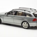 BMW 330i E91 Touring Šedý Metallic Kyosho 1:18 - image 7 of 8