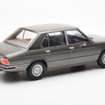 BMW 520i E28 Šedý MCG 1:18 MCG18121 - image 2 of 6