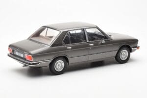 BMW 520i E28 Šedý MCG 1:18 MCG18121 Kov – obrázok 2 z 6