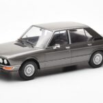BMW 520i E28 Šedý MCG 1:18 MCG18121