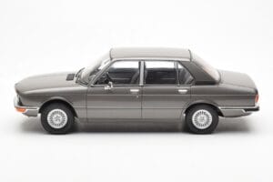 BMW 520i E28 Šedý MCG 1:18 MCG18121 Kov – obrázok 3 z 6
