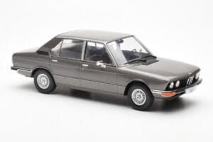 BMW 520i E28 Šedý MCG 1:18 MCG18121 Kov – obrázok 4 z 6