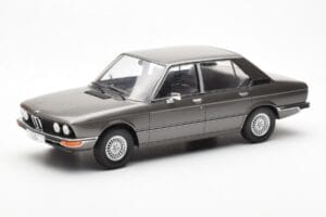 BMW 520i E28 Šedý MCG 1:18 MCG18121