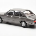 BMW 520i E28 Šedý MCG 1:18 MCG18121 - image 5 of 6