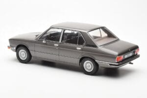 BMW 520i E28 Šedý MCG 1:18 MCG18121 Kov – obrázok 5 z 6