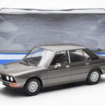 BMW 520i E28 Šedý MCG 1:18 MCG18121 - image 6 of 6