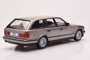 BMW 530i E34 Touring Šedý Metalický MCG 1:18 MCG18330 Kov – obrázok 2 z 6