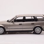 BMW 530i E34 Touring Šedý Metalický MCG 1:18 - image 3 of 6