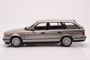 BMW 530i E34 Touring Šedý Metalický MCG 1:18 MCG18330 Kov – obrázok 3 z 6