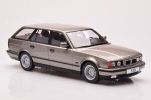 BMW 530i E34 Touring Šedý Metalický MCG 1:18 MCG18330 Kov – obrázok 4 z 6