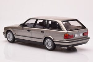 BMW 530i E34 Touring Šedý Metalický MCG 1:18 MCG18330 Kov – obrázok 5 z 6