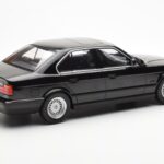 BMW 540i E34 Čierny Metallic MCG 1:18 - image 2 of 6