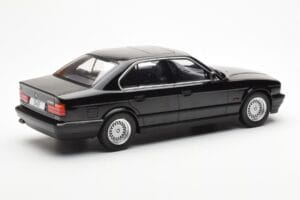 BMW 540i E34 Čierny Metallic MCG 1:18 MCG18157 Kov – obrázok 2 z 6