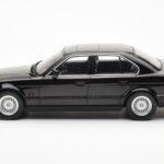 BMW 540i E34 Čierny Metallic MCG 1:18 - image 3 of 6