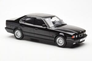 BMW 540i E34 Čierny Metallic MCG 1:18 MCG18157 Kov – obrázok 4 z 6