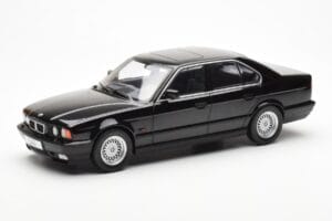 BMW 540i E34 Čierny Metallic MCG 1:18 MCG18157