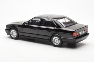 BMW 540i E34 Čierny Metallic MCG 1:18 MCG18157 Kov – obrázok 5 z 6