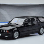 BMW 540i E34 Touring Čierny Metalický MCG 1:18 - image 6 of 6
