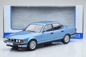 BMW 7 Series E32 730i Modrý MCG 1:18 MCG18160 Kov – obrázok 5 z 5