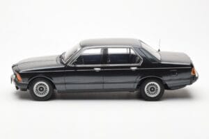 BMW 733i E23 Čierny Metallic KK-Scale 1:18 KKDC180101 Kov – obrázok 3 z 6