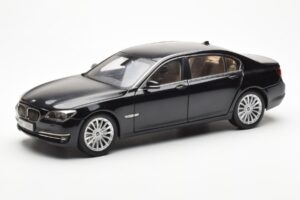 BMW 750Li F02 Facelift Carbon Čierny Kyosho 1:18 08784BK