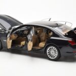 BMW 750Li F02 Facelift Carbon Čierny Kyosho 1:18 - image 5 of 8
