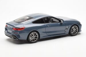BMW 850i G15 Barcelona Blue Metallic Norev 1:18 80432450995 Kov – obrázok 3 z 8