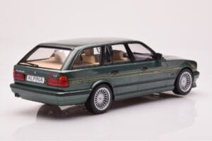 BMW Alpina B10 E34 Touring Tmavo Zelený MCG 1:18 MCG18331 Kov – obrázok 2 z 6
