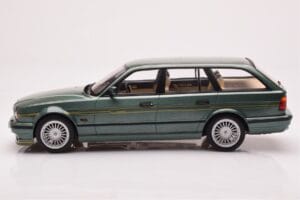 BMW Alpina B10 E34 Touring Tmavo Zelený MCG 1:18 MCG18331 Kov – obrázok 3 z 6