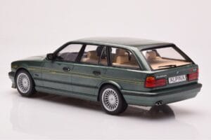 BMW Alpina B10 E34 Touring Tmavo Zelený MCG 1:18 MCG18331 Kov – obrázok 5 z 6