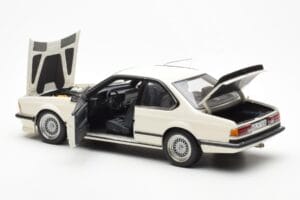 BMW M635 CSi E24 Biely Dealer Edition AUTOart 1:18 80430145829 Kov – obrázok 5 z 8