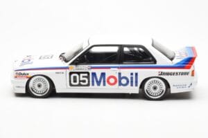 BMW M3 E30 #5 P. Brock Mobil ATCC 1988 AUTOart 1:18 88845 Kov – obrázok 4 z 8