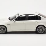 BMW M3 E90 Sedan Biely GT Spirit 1:18 - image 3 of 6