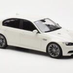 BMW M3 E90 Sedan Biely GT Spirit 1:18 - image 4 of 6