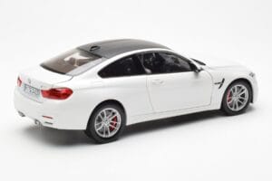 BMW M4 F82 Frozen Brilliant Biely Paragon 1:18 PA-97101 Kov – obrázok 3 z 8