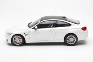 BMW M4 F82 Frozen Brilliant Biely Paragon 1:18 PA-97101 Kov – obrázok 4 z 8