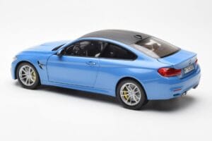 BMW M4 F82 Yas Marina Modrý Paragon 1:18 PA-97102 Kov – obrázok 7 z 8